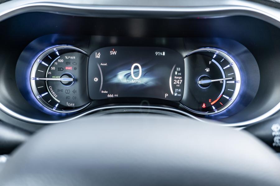 Панель приборов Chrysler Pacifica Hybrid S Appearance Package (RU) 2018 года  (фото 13 из 33)